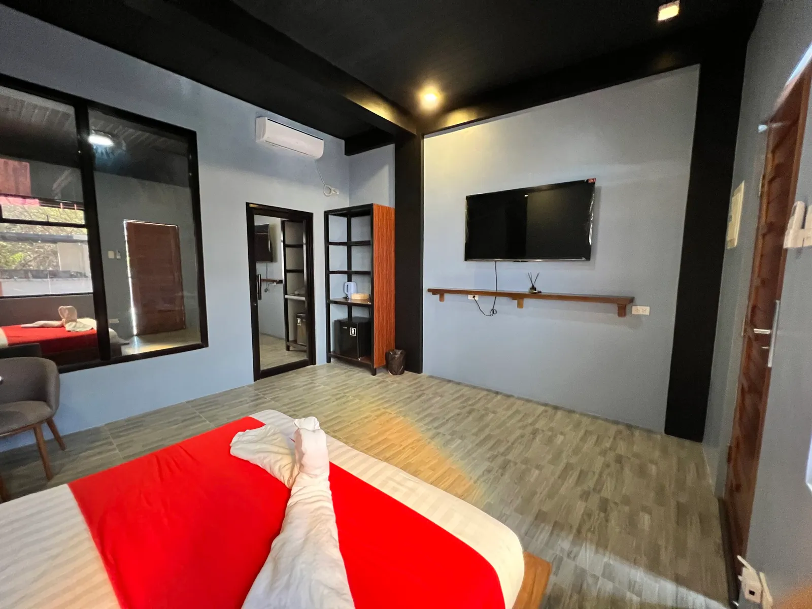 Poolside Villa Queen gallery image 1