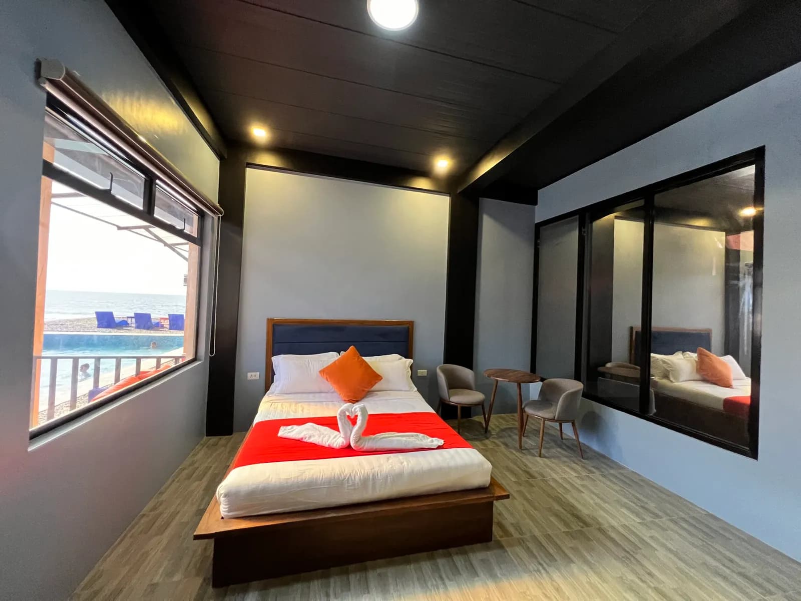 Poolside Villa Queen gallery image 2