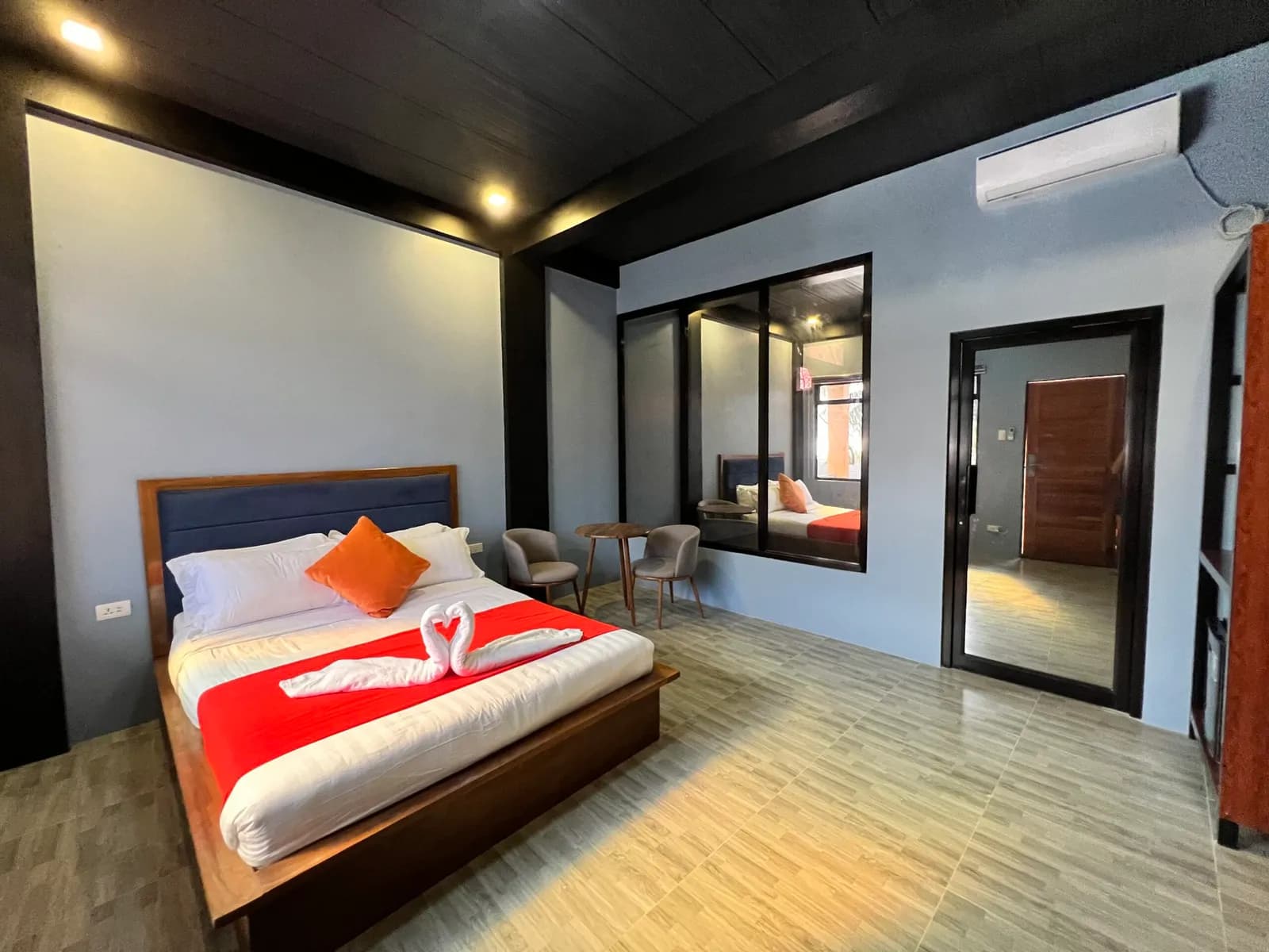 Poolside Villa Queen