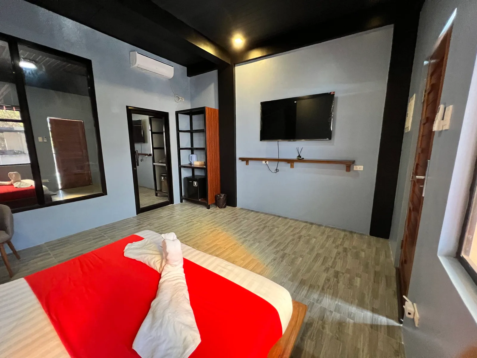 Poolside Villa Queen gallery image 5