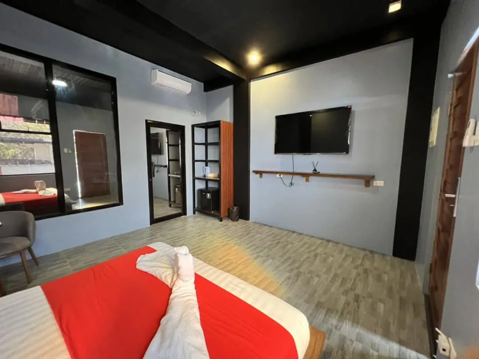 Poolside Villa Queen gallery image 2